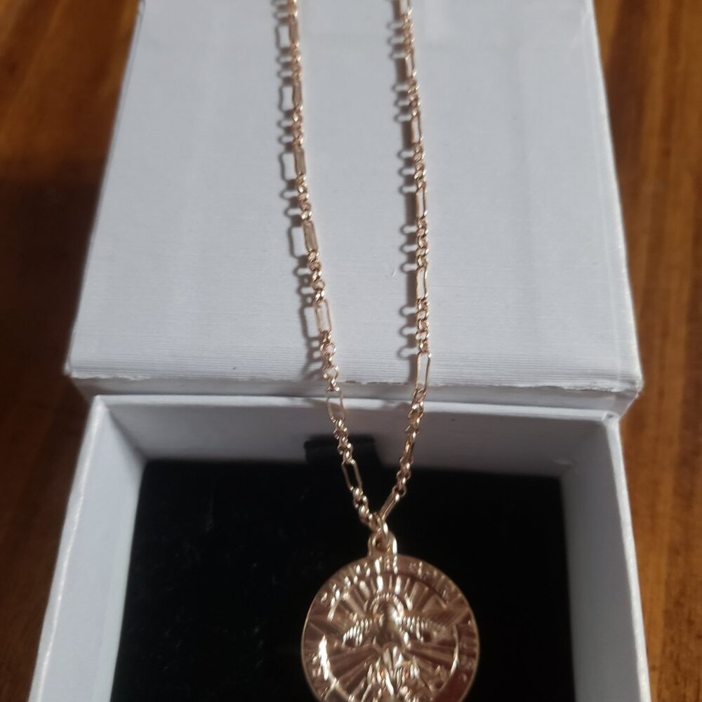 Gold Medallion Pendant Necklace - Elegant Layered Chain - Picture 3 of 5